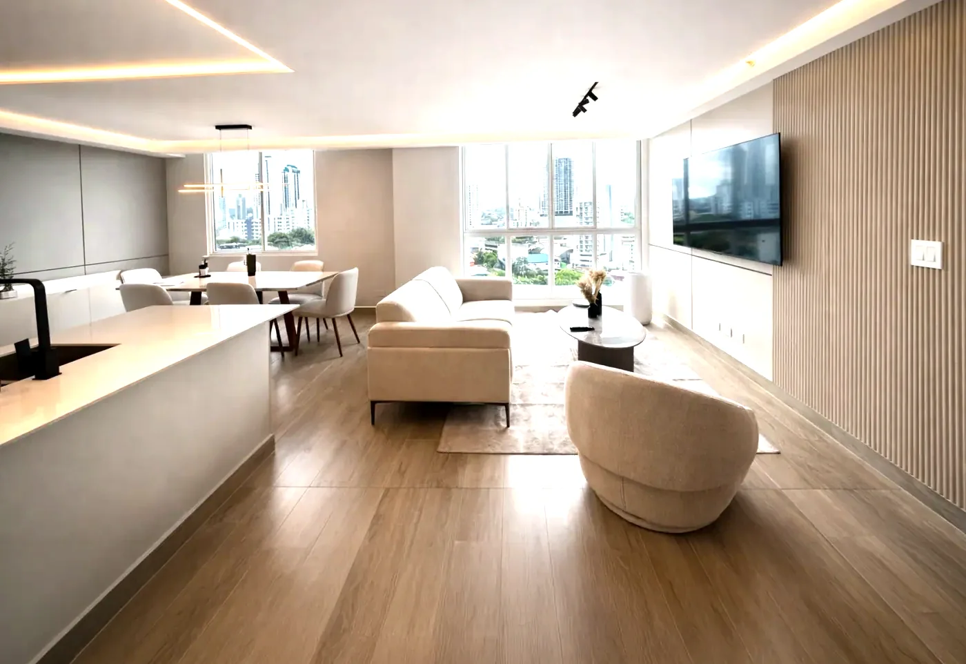 Sala del apartamento modelo con vista a la ciudad